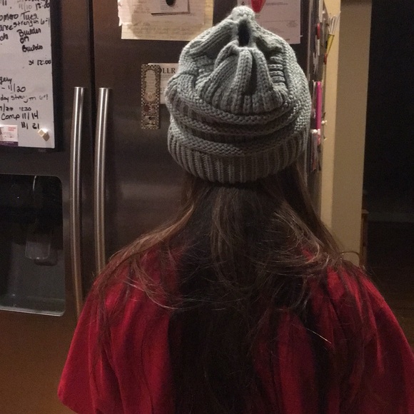 Women’s sage ponytail beanie never worn just model - Picture 6 of 9